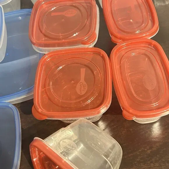 Lot of Plastic Food Containers - Picture 4 of 5